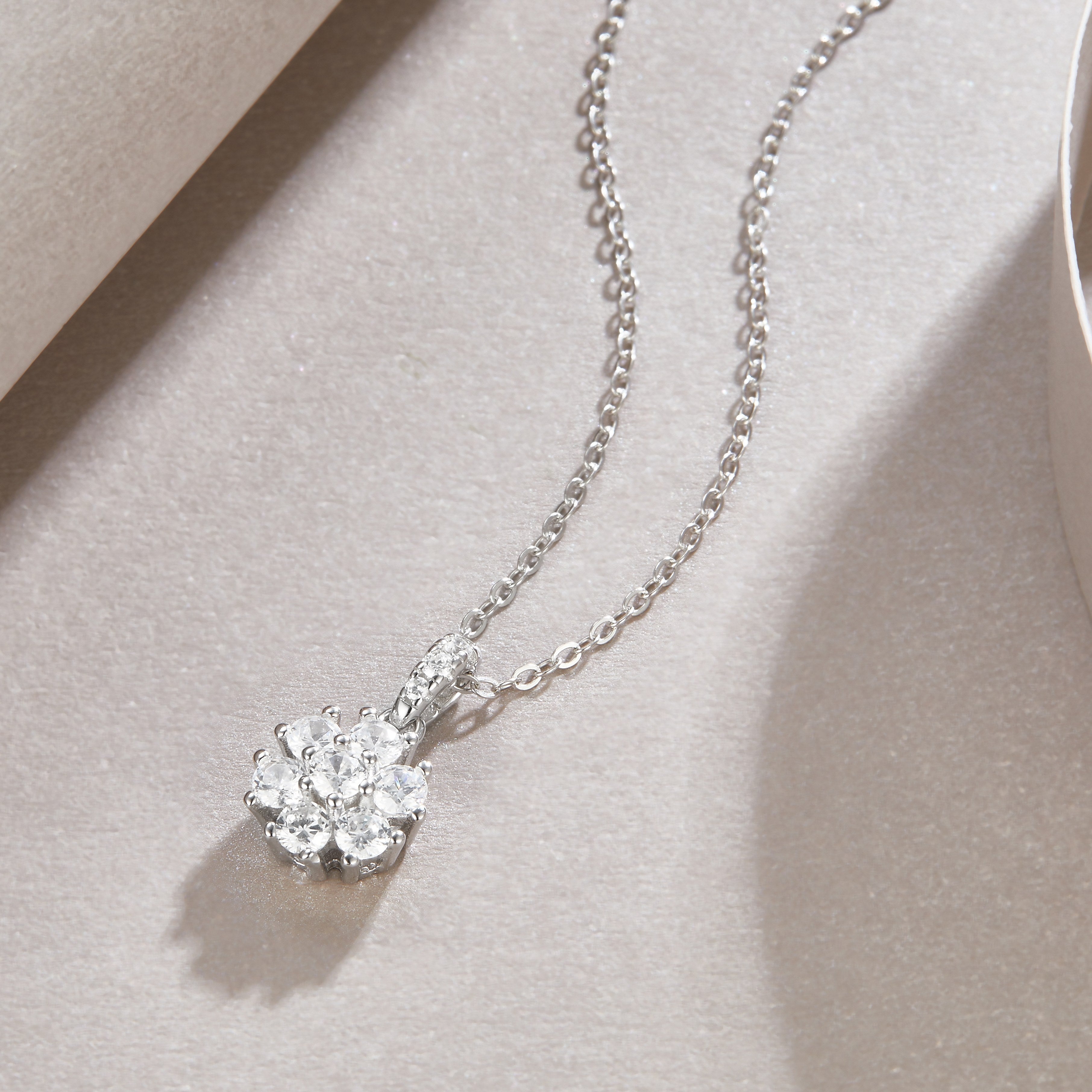 Snowflake Dance - A Fashionable And Luxurious Diamond Jewelry Pendant Set With Moissanite S925 Sterling Silver And Platinum Plating