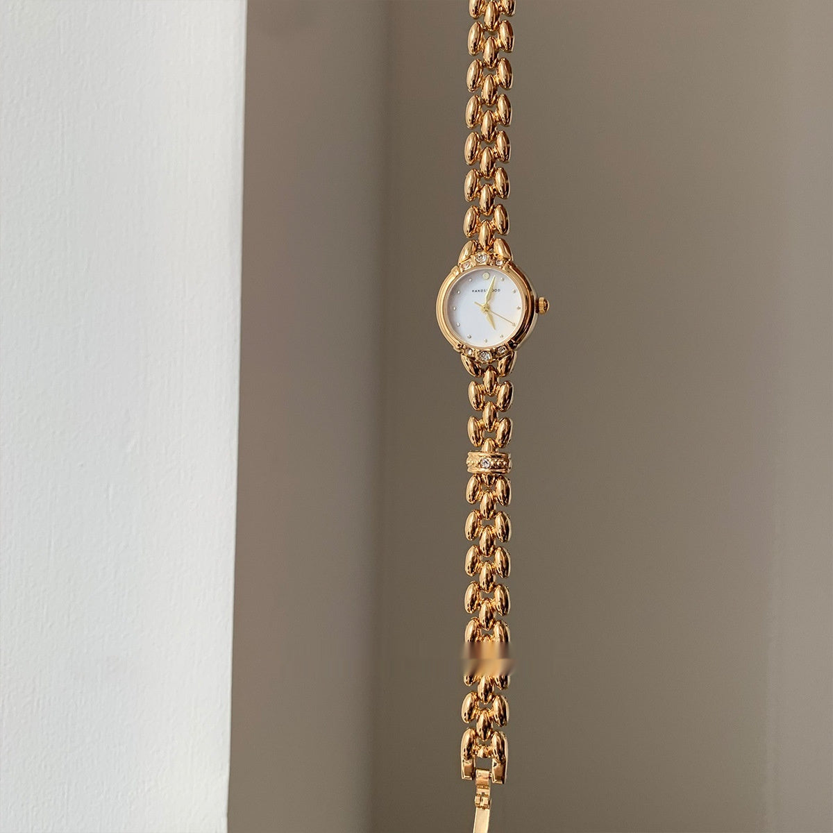 Elegant Personality Trend Mild Luxury Retro Rhinestone Quartz Watch