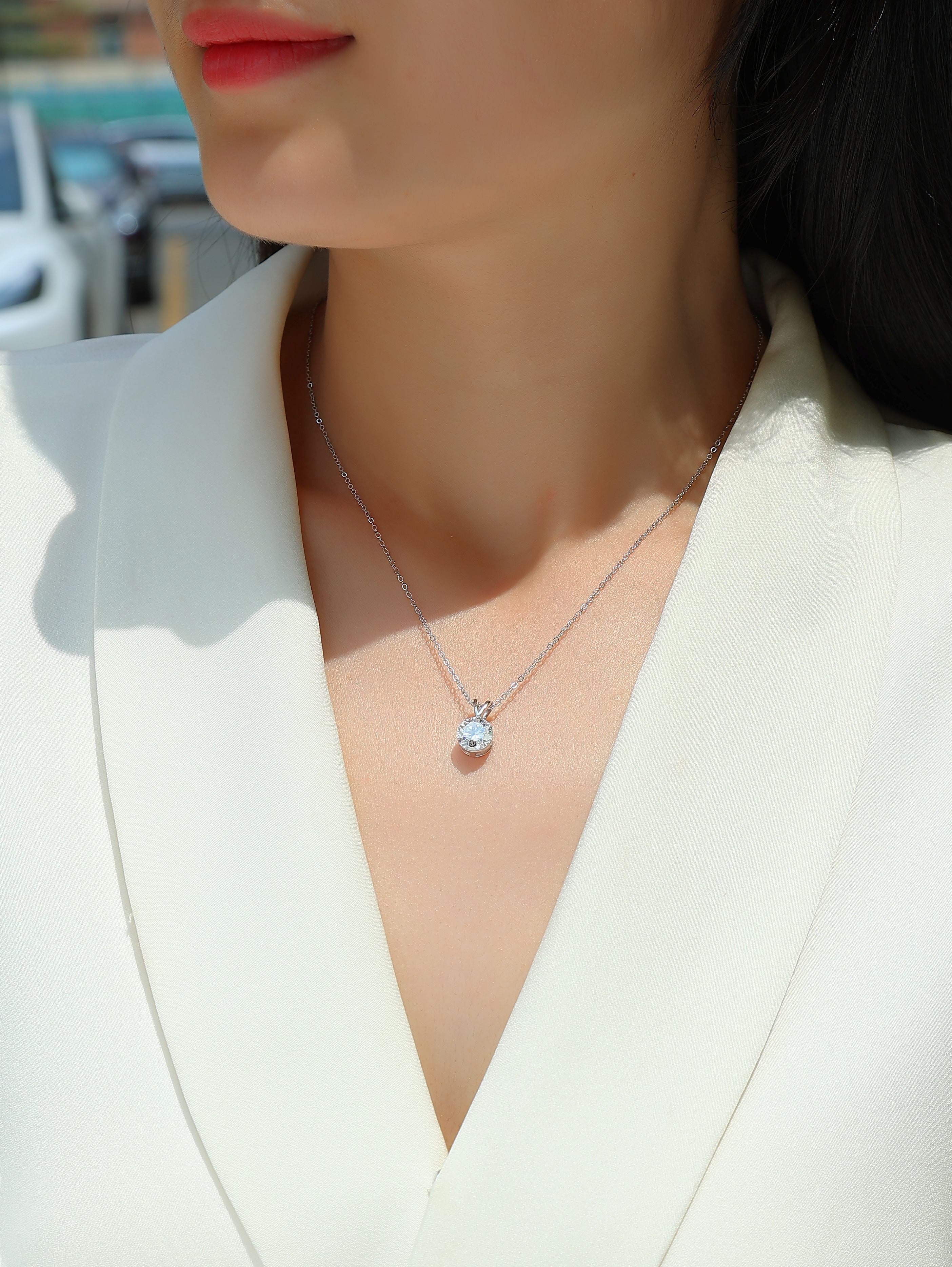 V-shaped - A Fashionable And Luxurious Diamond Jewelry Piece Set With 2-carat Moissan Diamond S925 Sterling Silver And Platinum-plated Pendant