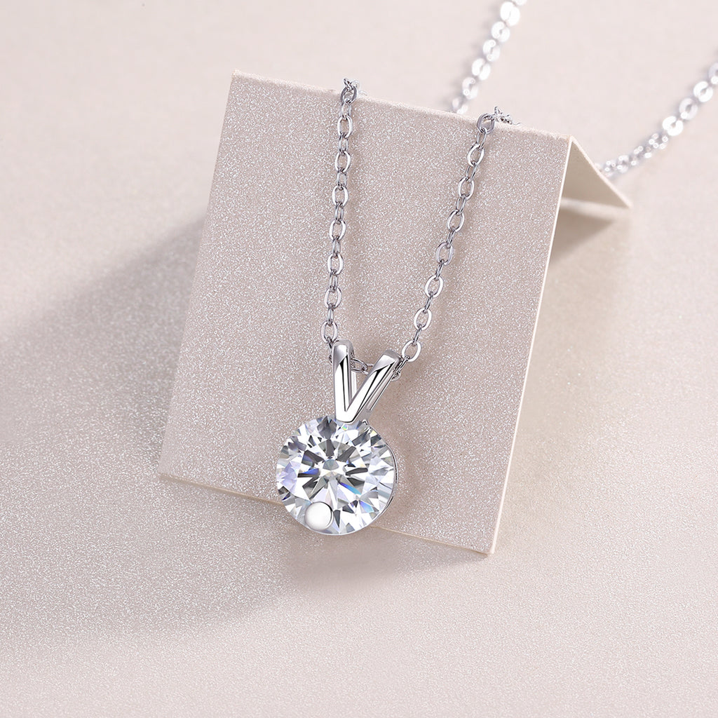 V-shaped - A Fashionable And Luxurious Diamond Jewelry Piece Set With 2-carat Moissan Diamond S925 Sterling Silver And Platinum-plated Pendant