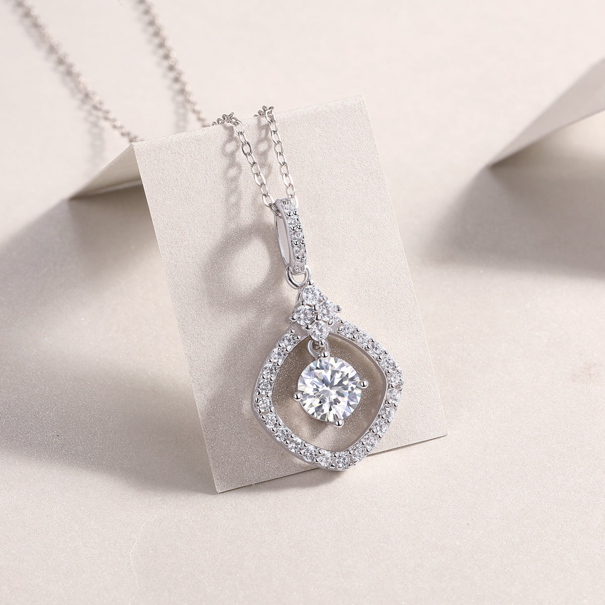 Starlight Heart-to-Heart - A Fashionable And Luxurious Diamond Jewelry Pendant Set With 1-carat Moissan Diamond S925 Sterling Silver And Platinum Plating