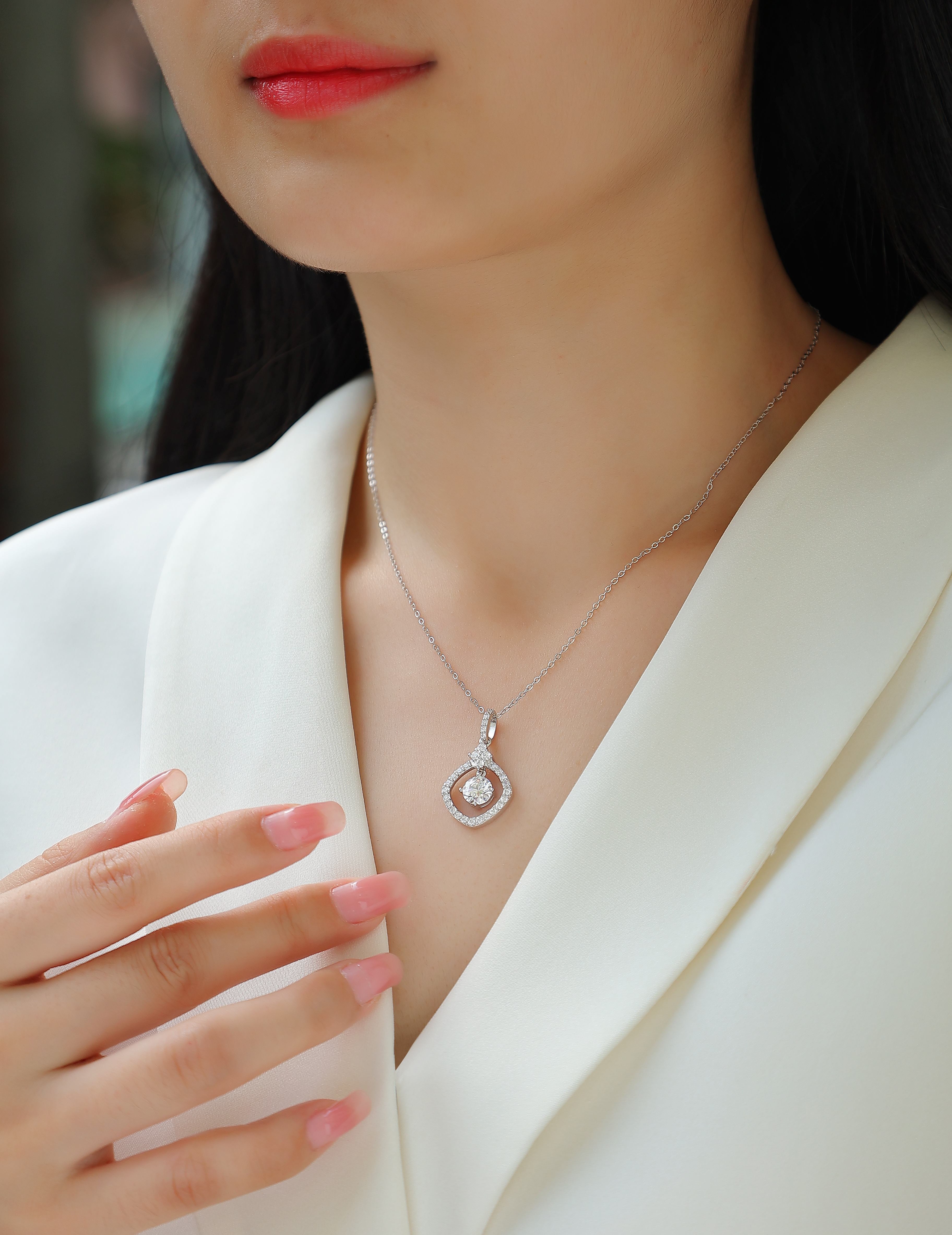 Starlight Heart-to-Heart - A Fashionable And Luxurious Diamond Jewelry Pendant Set With 1-carat Moissan Diamond S925 Sterling Silver And Platinum Plating