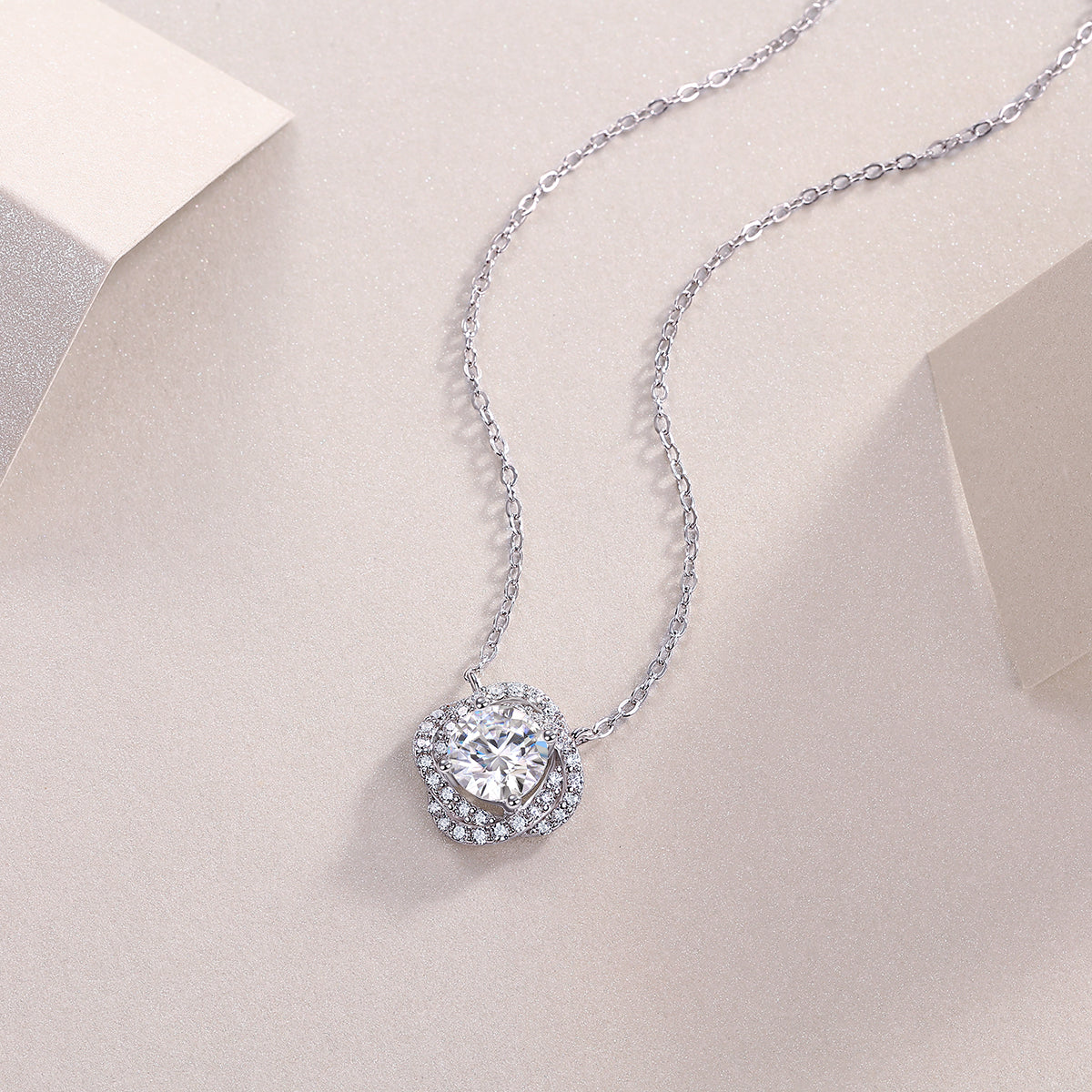 Lucky Flower - A Fashionable And Luxurious Diamond Jewelry Pendant Set With 1-carat Moissanite S925 Sterling Silver And Platinum Plating